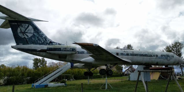 In Władysławowo steht diese Tupolev Tu-134A aufgebockt auf einer Wiese.